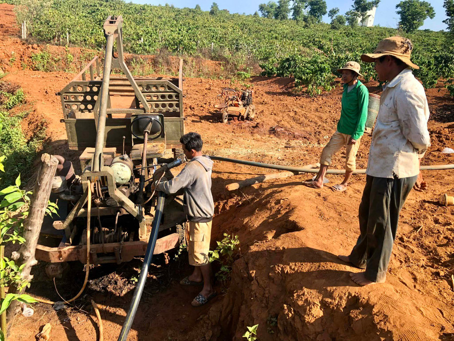 Người dân xã Ia Sao (huyện Ia Grai) chuẩn bị máy bơm để tưới nước cho cây cà phê. Ảnh: Lê Nam Người dân xã Ia Sao (huyện Ia Grai) chuẩn bị máy bơm để tưới nước cho cây cà phê. Ảnh: Lê Nam