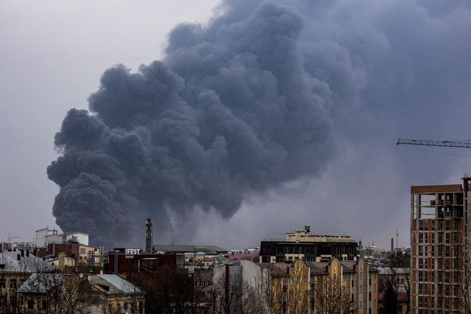 Khói bốc lên ở TP Lviv sau khi trúng tên lửa. Ảnh: Reuters  Khói bốc lên ở TP Lviv sau khi trúng tên lửa. Ảnh: Reuters.