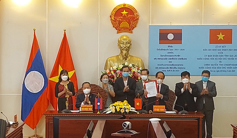  Chủ tịch UBND tỉnh ký văn bản ghi nhớ giữa hai tỉnh. Ảnh: Vĩnh Hoàng