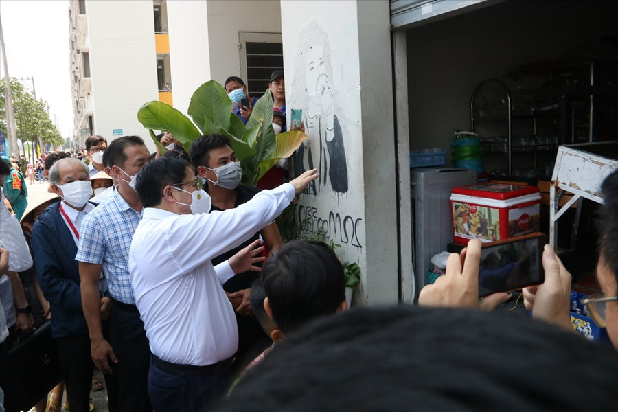 Thủ tướng Phạm Minh Chính vào thăm người dân. Ảnh: Đình Trọng Thủ tướng Phạm Minh Chính vào thăm người dân. Ảnh: Đình Trọng