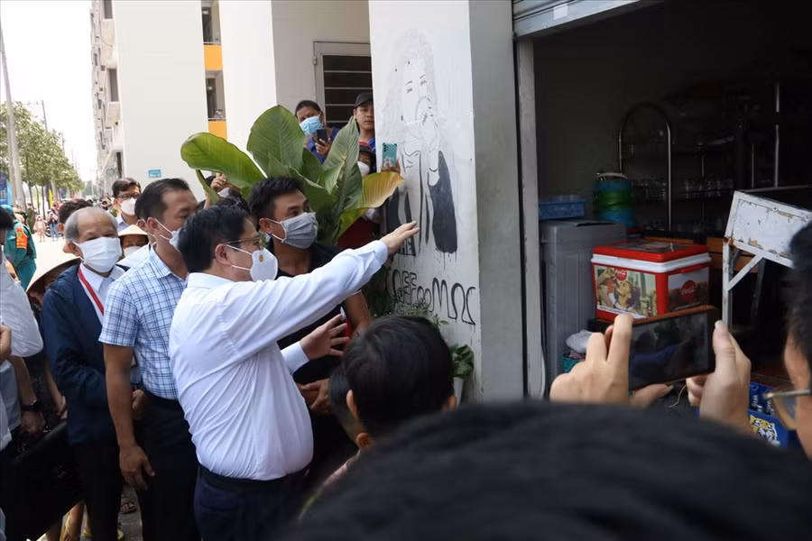 Thủ tướng Phạm Minh Chính vào thăm người dân. Ảnh: Đình Trọng