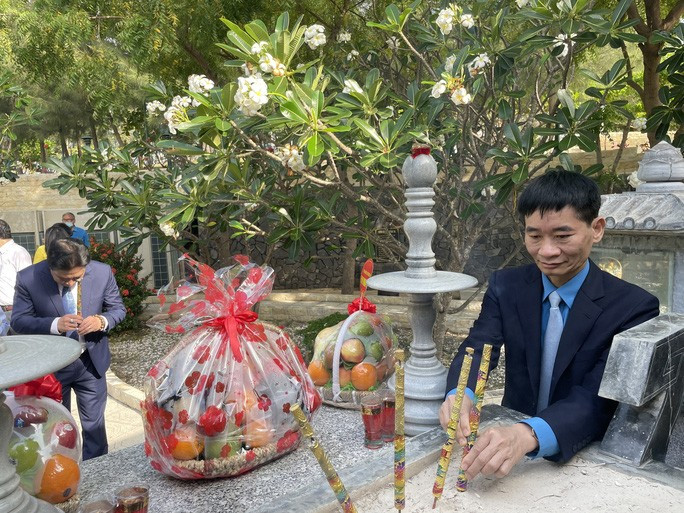 Ông Trần Văn Thuật - Phó Chủ tịch Tổng LĐLĐ Việt Nam - dâng hương tại mộ gió 64 chiến sĩ Hải quân Nhân dân Việt Nam hy sinh ở Gạc Ma