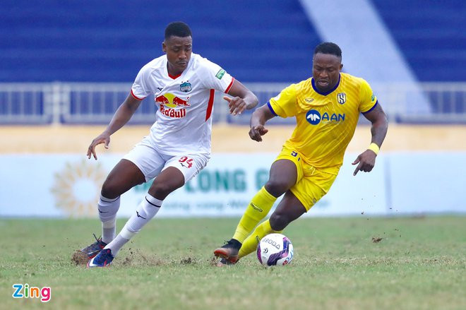 Sông Lam Nghệ An (bìa phải) đã giữ lại 3 điểm trên sân Vinh Ảnh Zing.jpg