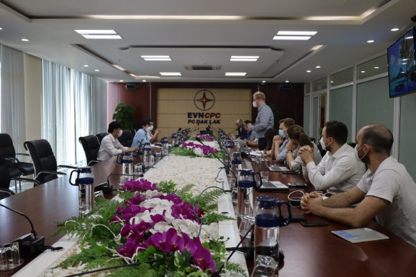 Đoàn chuyên gia của Đan Mạch chia sẻ một số kinh nghiệm trong quản lý vận hành nguồn năng lượng tái tạo. Ảnh: Hương Cẩm