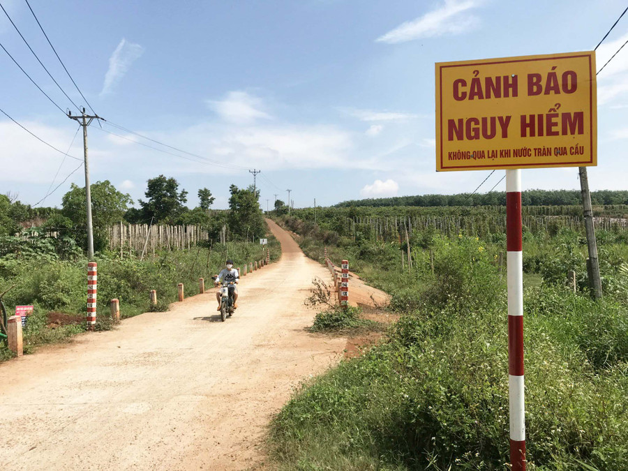 Đường ra khu sản xuất cà phê tại thôn 3 (xã Tân Bình, huyện Đak Đoa) do Dự án VnSAT hỗ trợ. Ảnh: Nguyễn Diệp