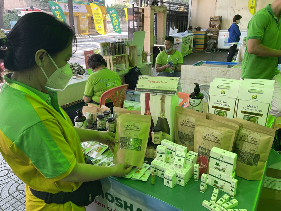 Ngoài bán tại phiên chợ, Thùy Loan cho biết khách hàng chủ yếu đặt online rất nhiều cho sản phẩm lá xông giải cảm. Ảnh: Hoa Nữ