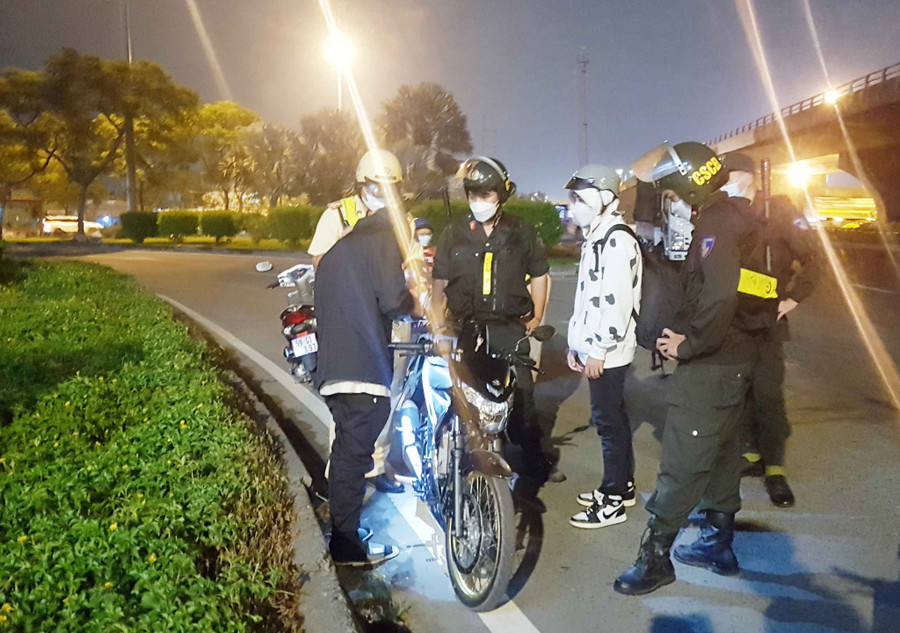 Tổ 363 Công an TP.HCM kiểm tra hành chính đối tượng nghi vấn tại khu vực cầu vượt Nguyễn Văn Linh (H.Bình Chánh)