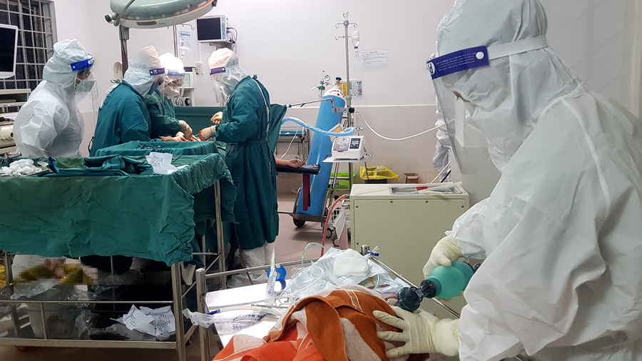 Ca mổ thai phụ mắc Covid-19 nặng. Ảnh: Yên Lan 