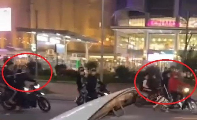 Các đối tượng cầm dao, kiếm hỗn chiến kinh hoàng tại khu vực Trung tâm thương mại Aeon Mall Lê Chân, TP Hải Phòng. Các đối tượng cầm dao, kiếm hỗn chiến kinh hoàng tại khu vực Trung tâm thương mại Aeon Mall Lê Chân, TP Hải Phòng