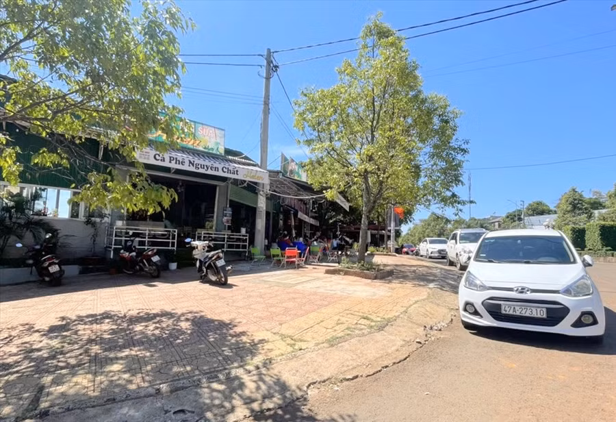 Một vị trí đất còn dôi dư sau khi Nhà nước thu hồi làm dự án đường Chu Văn An ở thành phố Gia Nghĩa. Ảnh: Phan Tuấn