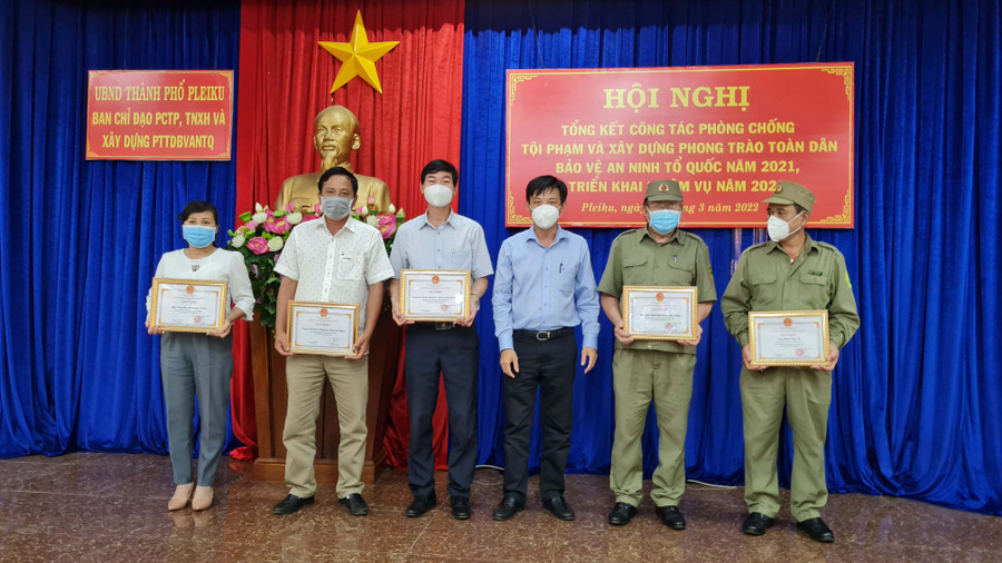 Ông Đỗ Việt Hưng-Chủ tịch UBND TP. Pleiku trao giấy khen cho tập thể, cá nhân có thành tích xuất sắc trong phong trào Toàn dân bảo vệ ANTQ năm 2021. Ảnh: Bá Bính