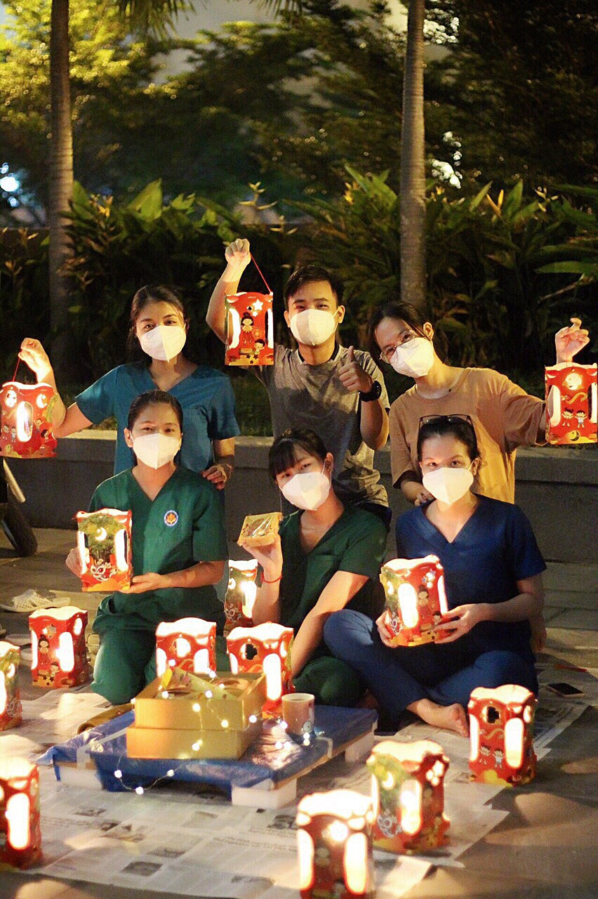 Đêm trung thu tại bệnh viện dã chiến là dịp thư giãn hiếm hoi để D. và P. có cơ hội hiểu nhau hơn trong những ngày chống dịch khắc nghiệt