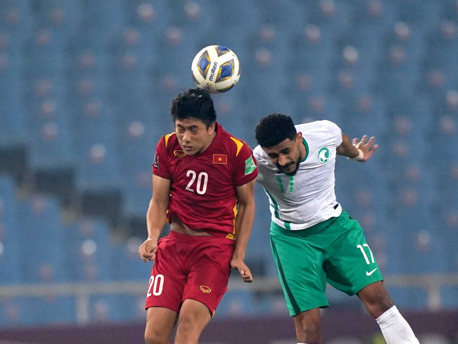 Văn Đức thi đấu tại vòng loại thứ 3 World Cup 2022. Ảnh: AFP