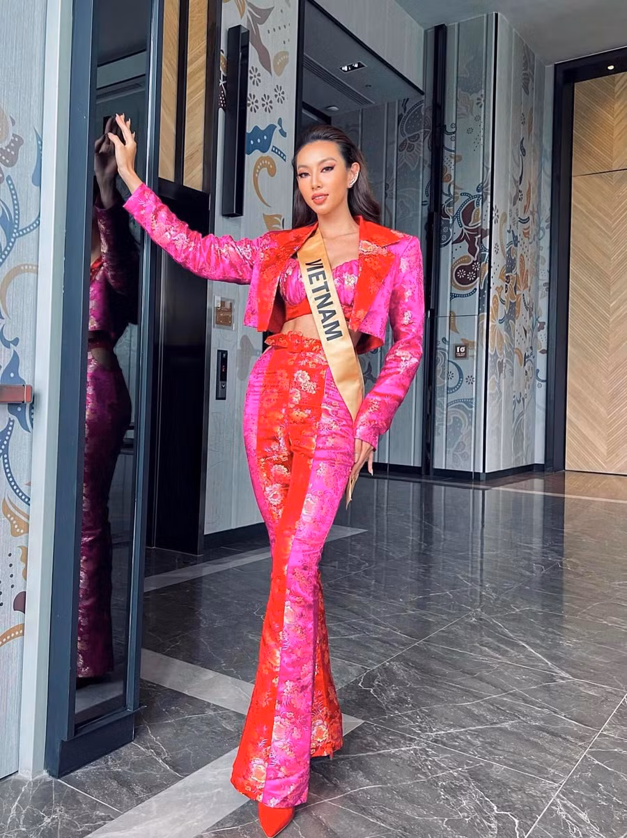 Đặc biệt, những gam màu nóng như đỏ, hồng, cam... được người đẹp ưu tiên lựa chọn, dễ dàng thu hút mọi ánh nhìn và ống kính máy quay. Đặc biệt, những gam màu nóng như đỏ, hồng, cam... được người đẹp ưu tiên lựa chọn, dễ dàng thu hút mọi ánh nhìn và ống kính máy quay.