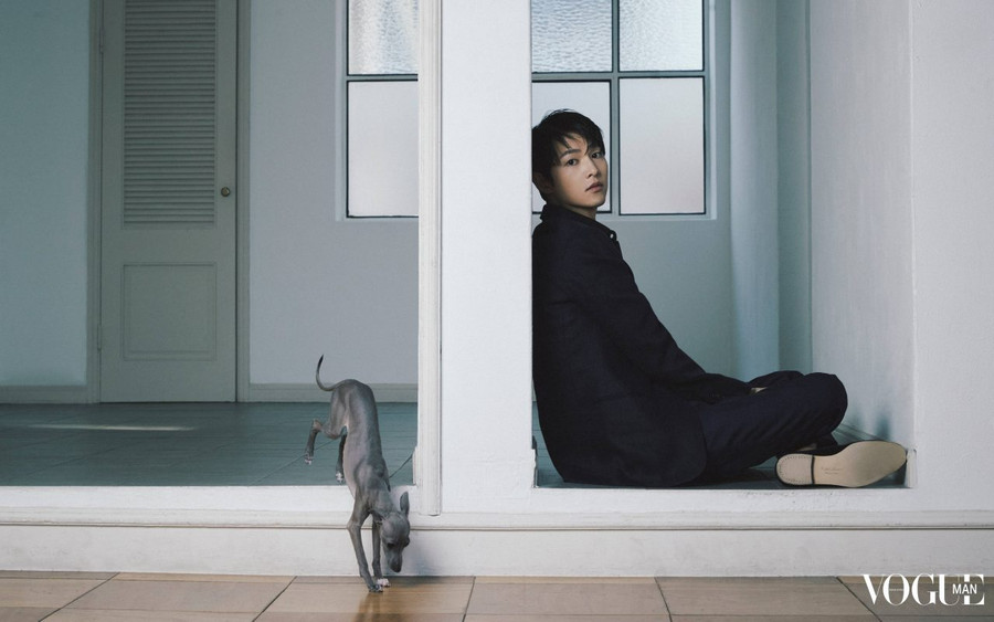 Từng bước thực hiện ước mơ có thể nói là phương châm sống của Song Joong Ki trong nhiều năm qua. Bên cạnh việc khẳng định mình là một diễn viên, anh còn hy vọng sẽ tiếp tục thử sức với nhiều lĩnh vực khác nhau. “Nếu bạn hỏi tôi muốn theo đuổi nghề gì nếu không phải là diễn viên, tôi nghĩ tôi sẽ làm việc trong hậu trường, chắc chắn tôi sẽ không chuyển sang nghề gì không liên quan đến diễn xuất”, nam diễn viên khẳng định. Ảnh: VOGUE HONGKONG