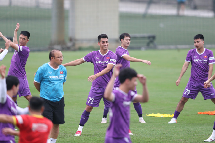 Tiến Linh và Văn Toàn trong buổi tập tuyển Việt Nam. Ảnh: VFF