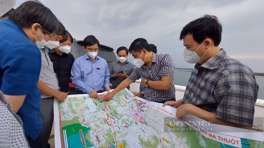 Ban chỉ đạo 321 đã đi khảo sát, kiểm tra thực tế tại các địa phương có dự án đường bộ cao tốc Khánh Hòa – Buôn Ma Thuột đi qua. Ảnh: N.G