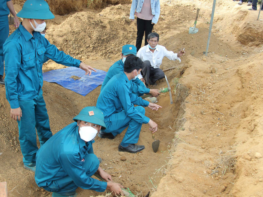 Tìm kiếm các hài cốt liệt sĩ tại hố chôn ở gò Mít. Ảnh: Bảo Thoa Tìm kiếm các hài cốt liệt sĩ tại hố chôn ở gò Mít. Ảnh: Bảo Thoa