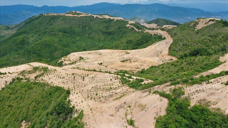 Tan nát tại núi Chín Khúc nhìn từ trên cao. Tan nát tại núi Chín Khúc nhìn từ trên cao.