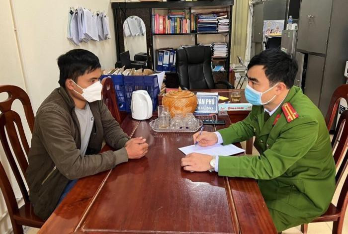 1 trong số 3 nghi can tại cơ quan công an. Ảnh: Công an cung cấp 1 trong số 3 nghi can tại cơ quan công an. Ảnh: Công an cung cấp