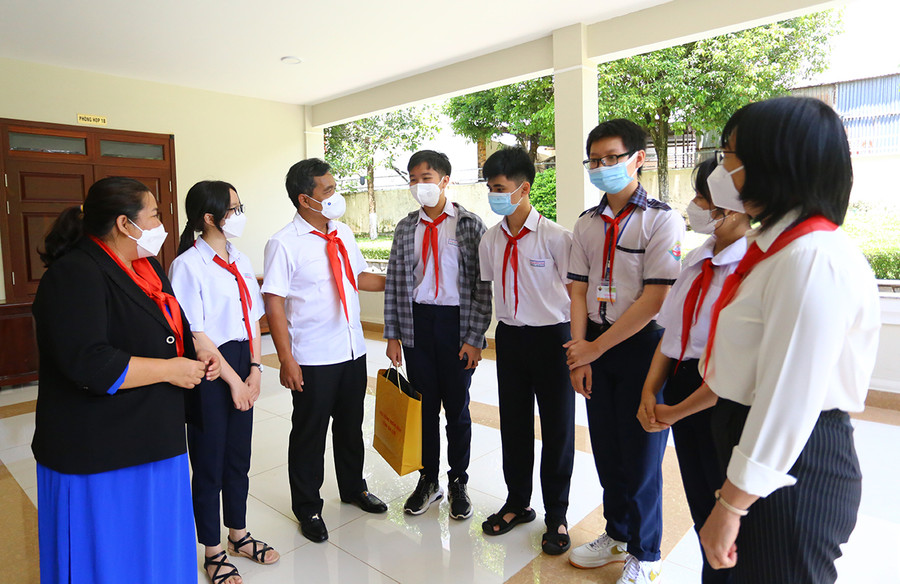 Đồng chí Hồ Văn Niên (thứ ba từ trái sang)-Ủy viên Ban Chấp hành Trung ương Đảng, Bí thư Tỉnh ủy, Chủ tịch HĐND tỉnh cùng các đại biểu trò chuyện với thiếu nhi bên lề chương trình. Ảnh: Phan Lài Đồng chí Hồ Văn Niên (thứ ba từ trái qua)-Ủy viên Ban Chấp hành Trung ương Đảng, Bí thư Tỉnh ủy, Chủ tịch HĐND tỉnh cùng các đại biểu nói chuyện với thiếu nhi bên lề chương trình tiếp xúc, đối thoại. Ảnh: Phan Lài