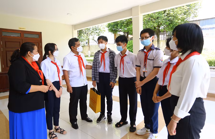 Đồng chí Hồ Văn Niên (thứ ba từ trái qua)-Ủy viên Ban Chấp hành Trung ương Đảng, Bí thư Tỉnh ủy, Chủ tịch HĐND tỉnh cùng các đại biểu nói chuyện với thiếu nhi bên lề chương trình tiếp xúc, đối thoại. Ảnh: Phan Lài