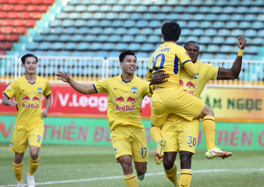 Các bàn thắng của đội bóng Phố núi chỉ mang dấu ấn cá nhân và một phần may mắn. Ảnh: Văn Ngọc
