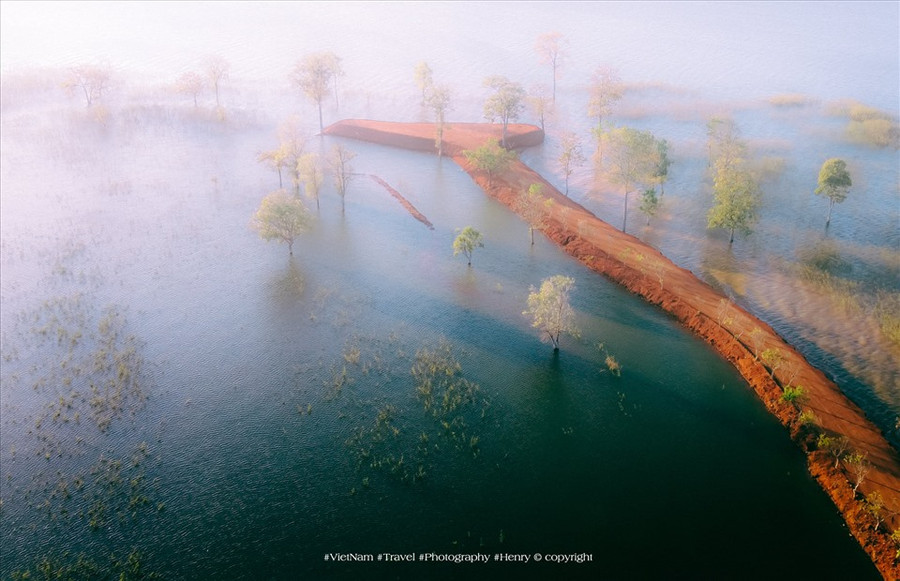 Hình ảnh hồ Ea Kao hiền hòa, làn nước trong vắt khiến nhiều người thích thú.