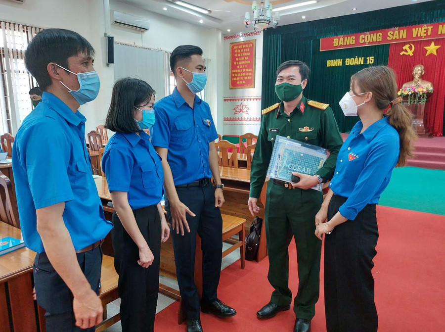 Đại tá Hoàng Sỹ Chung-Phó Tư lệnh Binh đoàn 15 động viên các trí thức trẻ tình nguyện trước khi về đơn vị. Ảnh: Vĩnh Hoàng Đại tá Hoàng Sỹ Chung-Phó Tư lệnh Binh đoàn 15 động viên các trí thức trẻ tình nguyện trước khi về đơn vị. Ảnh: Vĩnh Hoàng
