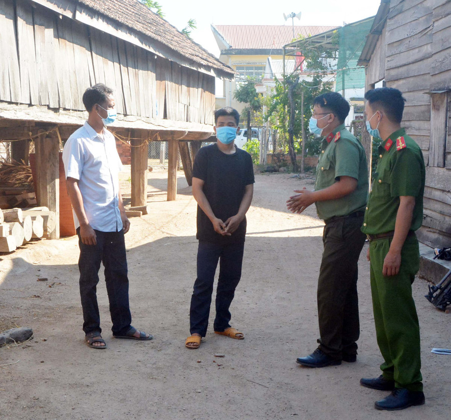 Cán bộ Công an huyện Phú Thiện thăm hỏi, động viên anh Nay Si (thứ 2 từ trái sang; buôn Plei Glung Mơ Lan, xã Ia Ake). Ảnh: Lê Ánh