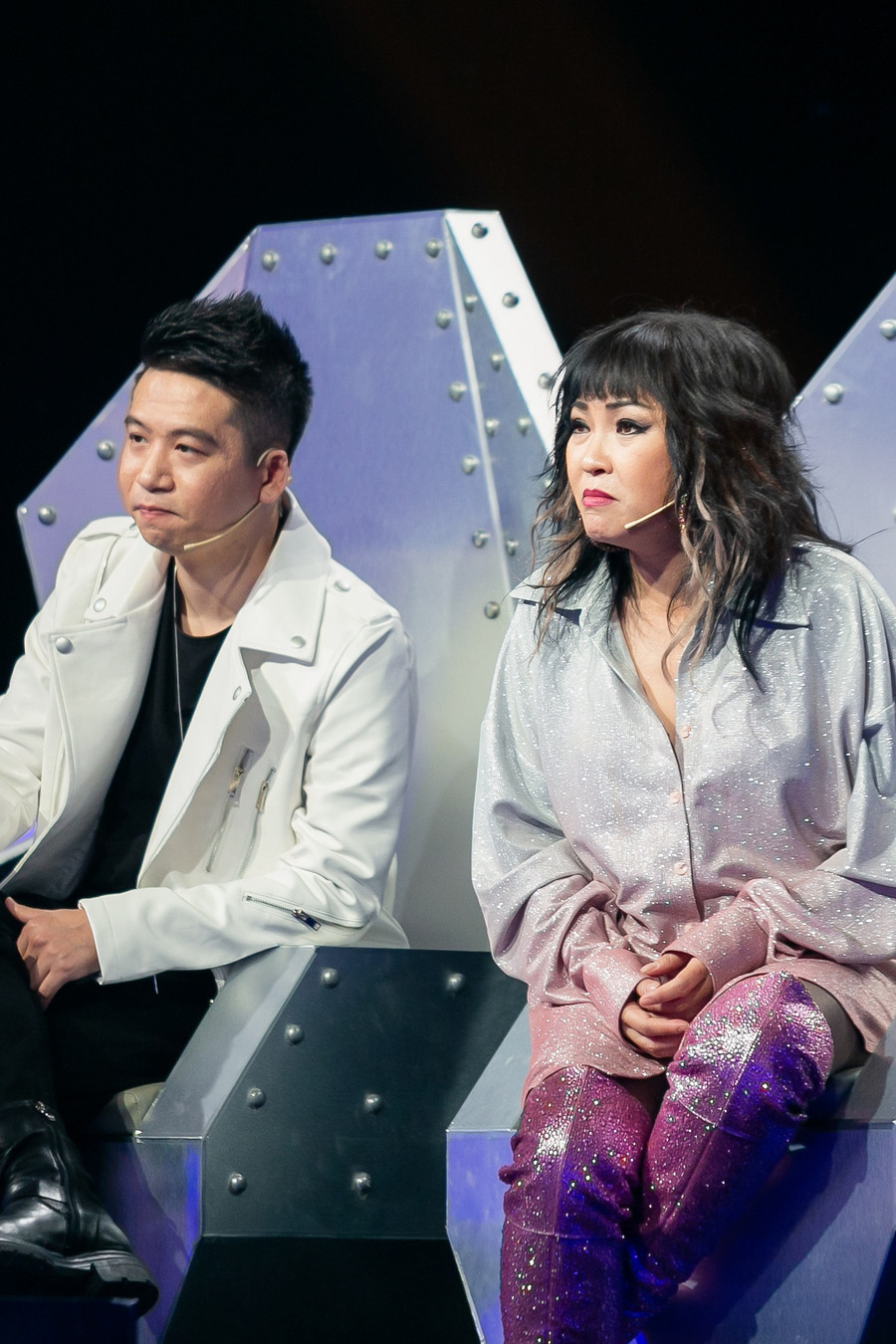 Rocker Đỗ Hoàng Hiệp nghẹn ngào trước tiết mục mang thông điệp bảo vệ động vật hoang dã của nhóm Bumblebee. Ảnh: BTC