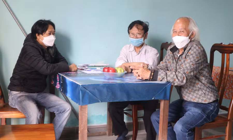 Hội viên Chi hội Văn học Nghệ thuật An Khê thường xuyên gặp gỡ chia sẻ kinh nghiệm nghề nghiệp và sáng tác các tác phẩm. Ảnh: Ngọc Minh