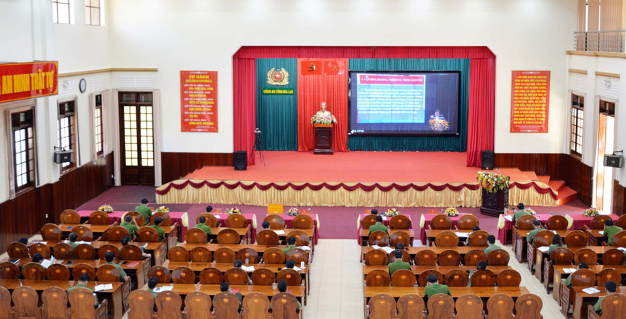 Toàn cảnh hội nghị.