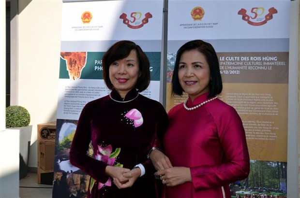 Đại sứ Lê Thị Tuyết Mai (phải) và Đại sứ Lê Linh Lan trong Ngày văn hóa Việt Nam tại Thụy Sĩ, hồi tháng 10/2021. Ảnh: Tố Uyên/TTXVN