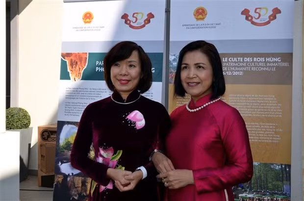 Đại sứ Lê Thị Tuyết Mai (phải) và Đại sứ Lê Linh Lan trong Ngày văn hóa Việt Nam tại Thụy Sĩ, hồi tháng 10/2021. Ảnh: Tố Uyên/TTXVN