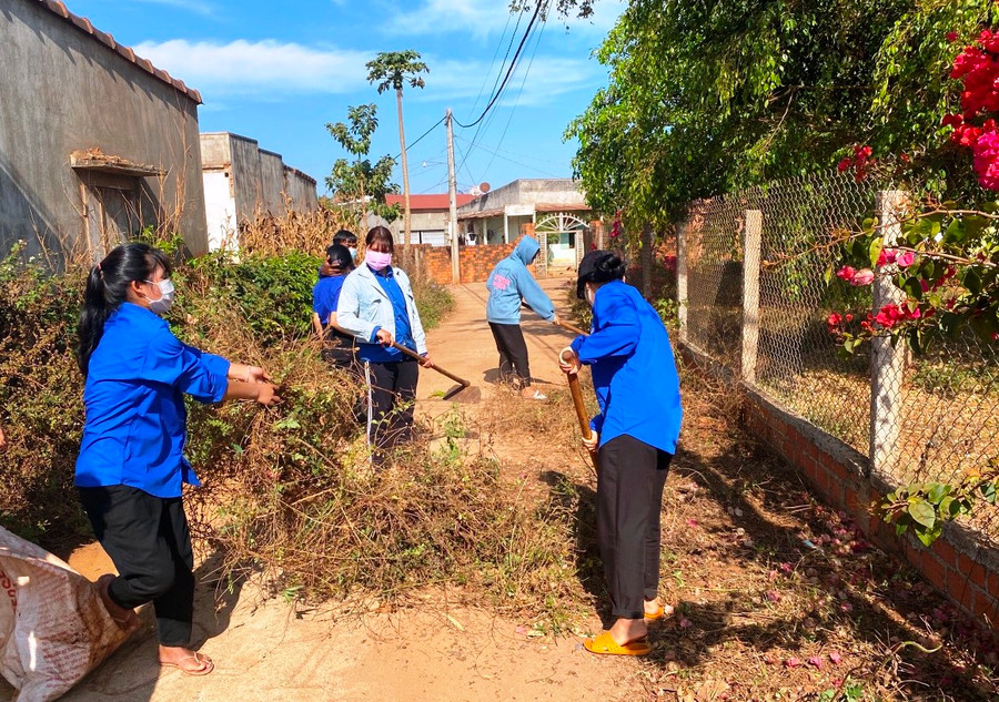 Đoàn viên, thanh niên tham gia phát quang bụi rậm tại các tuyến đường giao thông nông thôn. Ảnh: Anh Quân Đoàn viên, thanh niên tham gia phát quan bụi rậm tại các tuyến đường giao thông nông thôn. Ảnh: Anh Quân