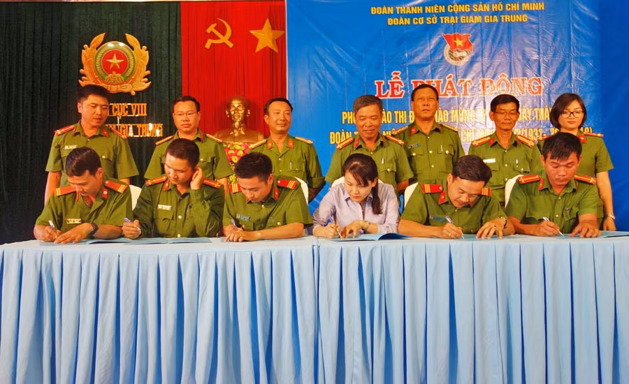 Quang cảnh lễ ký kết giao ước thi đua giữa các chi đoàn.