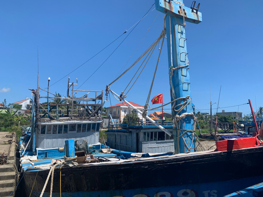 Tàu cá nằm im lìm ở xã Tịnh Hòa, TP.Quảng Ngãi. Ảnh: Phạm Anh