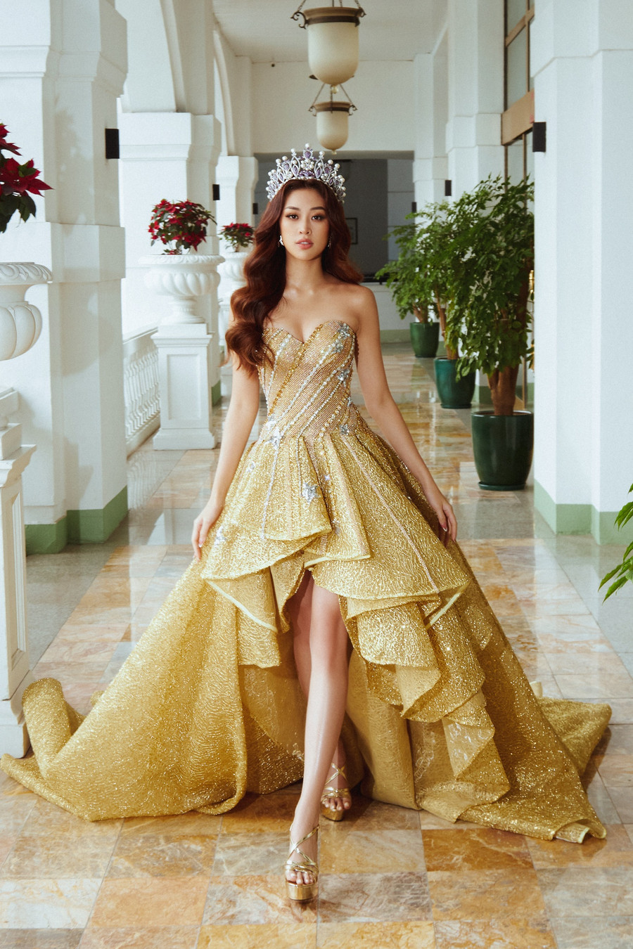 Khi diện các mẫu váy công chúa, Khánh Vân duy trì cách làm tóc xoăn nhẹ tự nhiên và hạn chế phụ kiện để tránh làm rối mắt.