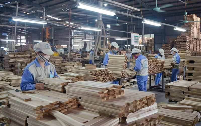 Sản xuất đồ gỗ xuất khẩu tại Công ty cổ phần Woodsland Tuyên Quang. (Ảnh HUY HOÀNG) Sản xuất đồ gỗ xuất khẩu tại Công ty cổ phần Woodsland Tuyên Quang. (Ảnh HUY HOÀNG)