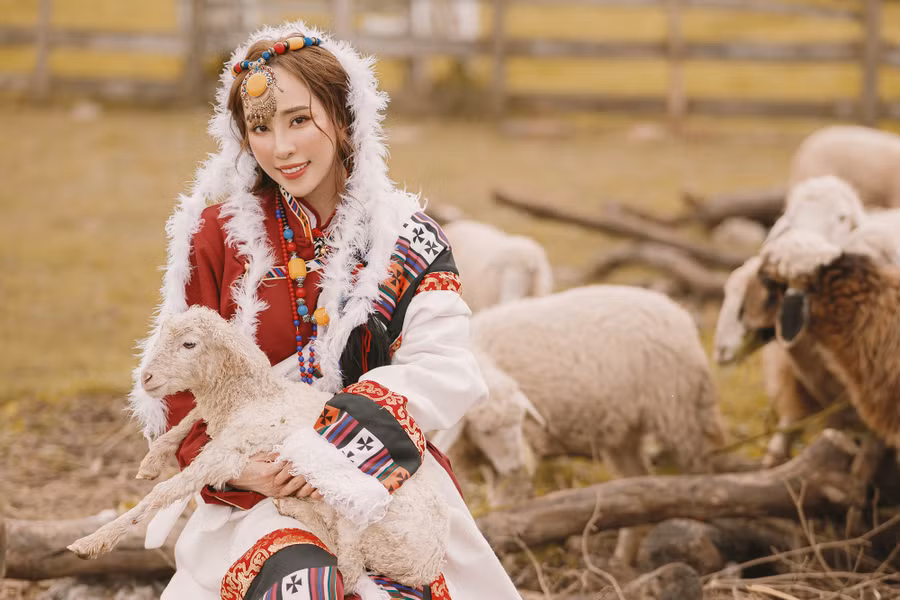 Mới đây, Quỳnh Nga gây chú ý với bộ ảnh được lấy cảm hứng từ những phụ nữ ở vùng cao nguyên Tây Tạng (Trung Quốc). Đây cũng là hình tượng quen thuộc trong các bộ phim hay MV cổ trang của Trung Quốc. Ảnh: Lê Huy