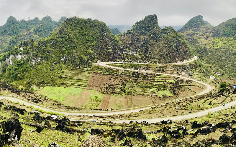 Khúc cua chữ M trên cung đường từ Mèo Vạc về Du Già (Yên Minh).