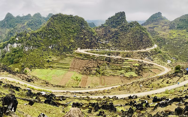 Khúc cua chữ M trên cung đường từ Mèo Vạc về Du Già (Yên Minh).