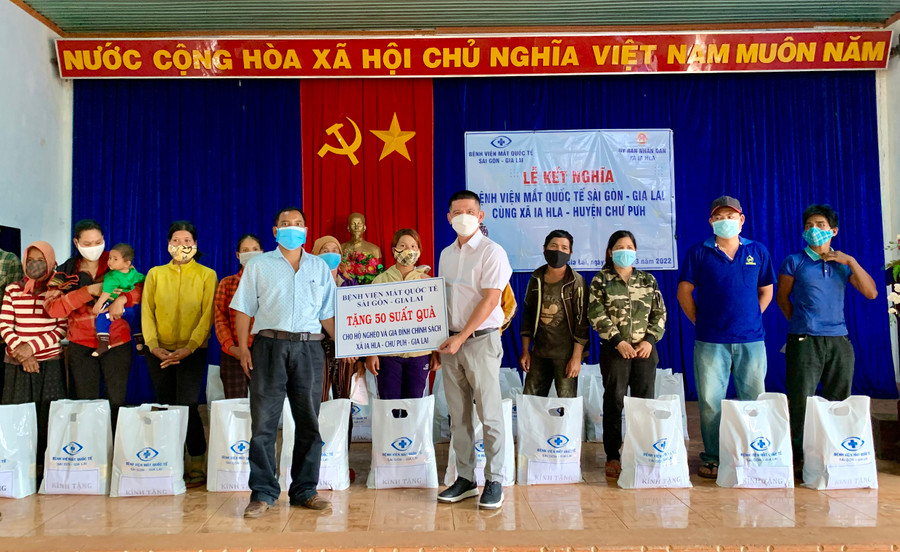 Ông Lê Đình Trọng-Giám đốc Công ty cổ phần Bệnh viện Mắt Quốc tế Sài Gòn-Gia Lai (đứng trước, bìa phải) trao quà cho hộ nghèo, gia đình chính sách trên địa bàn xã Ia Hla. Ảnh: Như Nguyện  Ông Lê Đình Trọng-Giám đốc Công ty cổ phần Bệnh viện Mắt Quốc tế Sài Gòn-Gia Lai trao quà cho hộ nghèo, gia đình chính sách trên địa bàn xã Ia Hla. Ảnh: Như Nguyện