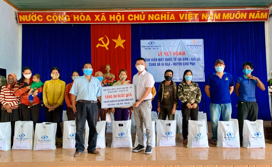  Ông Lê Đình Trọng-Giám đốc Công ty cổ phần Bệnh viện Mắt Quốc tế Sài Gòn-Gia Lai trao quà cho hộ nghèo, gia đình chính sách trên địa bàn xã Ia Hla. Ảnh: Như Nguyện