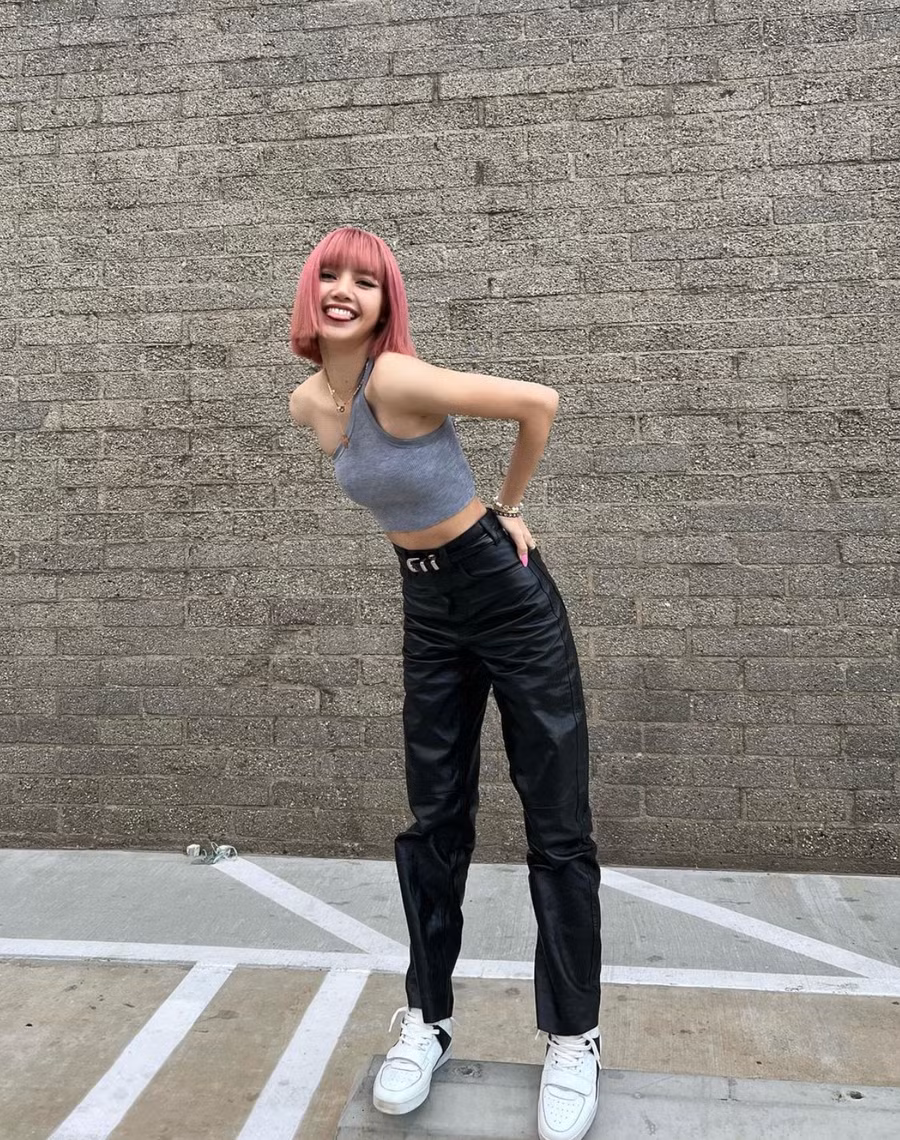 Đặc biệt, là người Thái chính gốc, nhưng gương mặt Lisa lại mang nét Tây đầy cuốn hút. Sóng mũi cao, đôi mắt to tròn và nụ cười tươi là những ưu điểm làm nhiều người yêu thích cô hơn. Lisa từng không ít lần nằm trong top mỹ nhân thế hệ mới của Kpop. Điển hình như trên danh sách 100 gương mặt đẹp nhất châu Á của TC Candler Asia, cô đứng hạng nhất các năm 2019, 2020, 2021. Ảnh: Instagram NV 