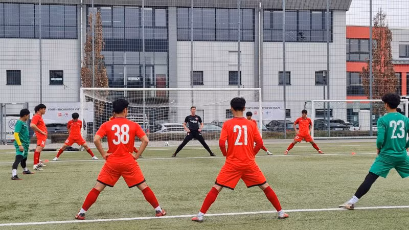 HLV Nicolai Adam (áo đen) nhiệt tình chỉ bảo các tuyển thủ U.17 Việt Nam. Ảnh: VFF