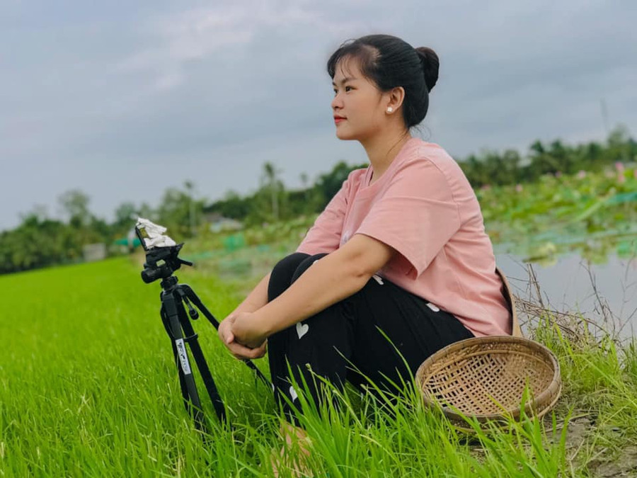 Với vẻ ngoài xinh xắn và sử dụng ngôn từ mộc mạc, Trang đã khởi nghiệp thành công trên nền tảng chia sẻ video lớn nhất thế giới. Ảnh: Xuân Phúc