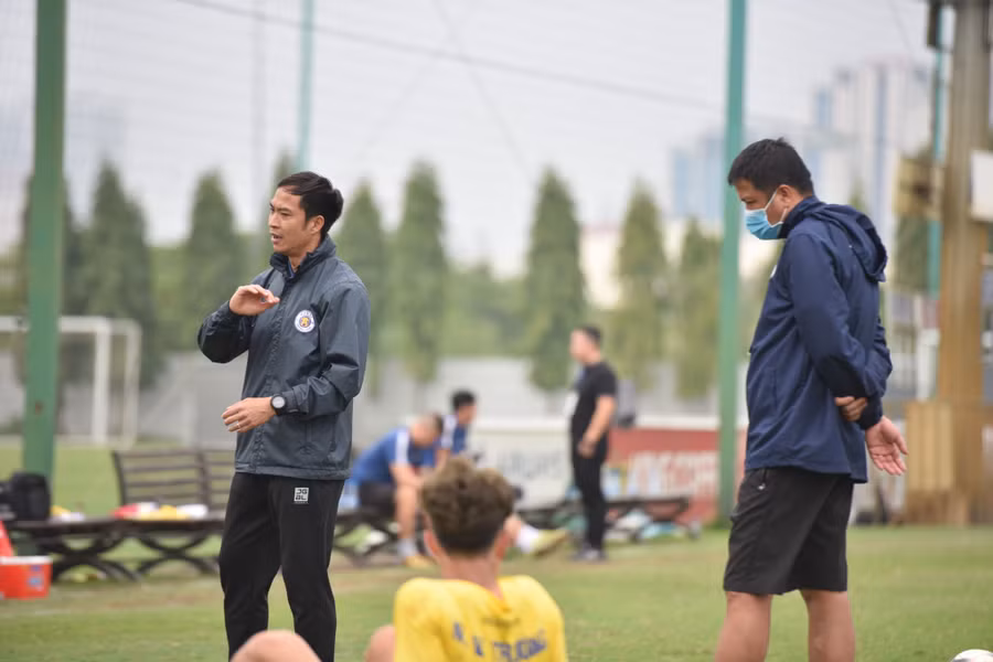  HLV Lê Đức Tuấn (trái) đang mang lại hy vọng cho Hà Nội. Ảnh: Minh Hiếu