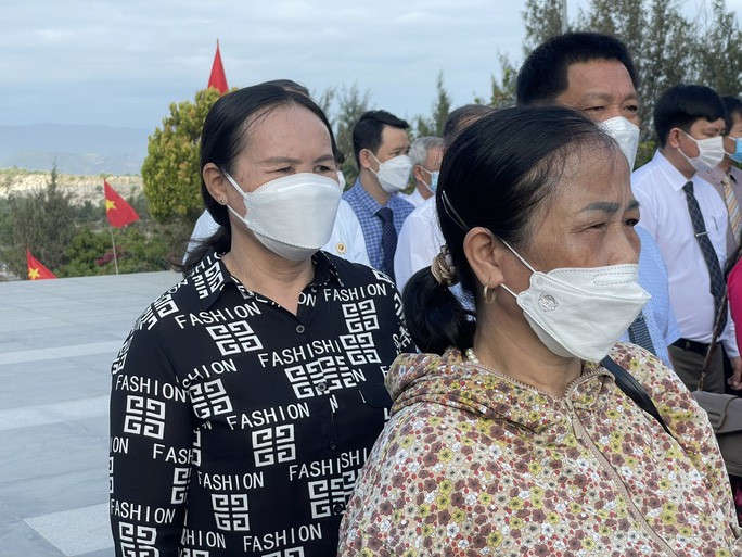 Bà Nguyễn Thị Hường (ngụ huyện Đô Lương, tỉnh Nghệ An - đứng trước) một mình đón xe khách vào Khu Tưởng niệm chiến sĩ Gạc Ma để làm giỗ cho người em trai là liệt sĩ Nguyễn Tất Nam (SN 1967) và đồng đội.